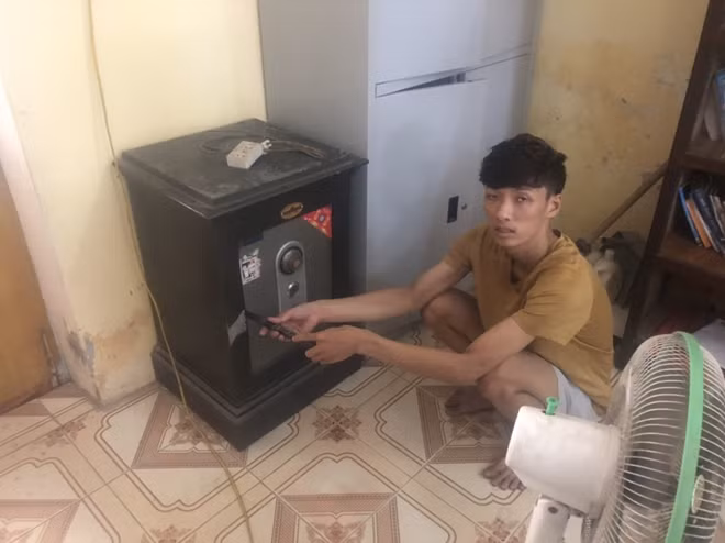  Một mình đột nhập gây 22 vụ trộm tại cơ quan, công sở: Ngày 28/7/2020, Công an huyện Phúc Thọ (Hà Nội) đã bắt giữ Đặng Hoàng Giang (SN 1994, trú huyện Ba Vì, Hà Nội) gây ra 22 vụ trộm. Giang khai nhận, trong thời gian từ năm 2018 đến năm 2020 đã gây ra 22 vụ trộm cắp linh kiện điện tử, cây máy tính tại 12 trường học, bưu điện văn hóa xã khác nhau thuộc các huyện Ba Vì, Hoài Đức, thị xã Sơn Tây, quận Bắc Từ Liêm, Nam Từ Liêm, Long Biên... với tổng giá trị tài sản chiếm đoạt khoảng 300 triệu đồng.