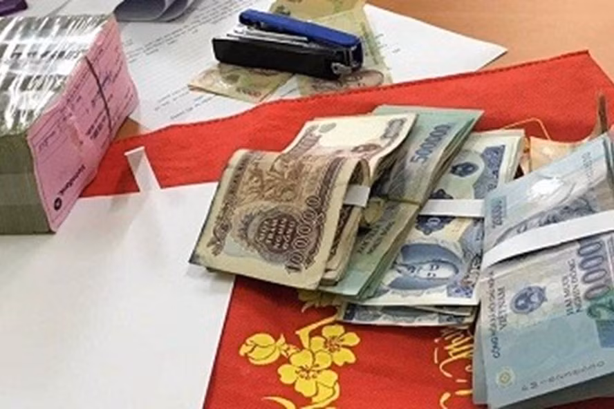  Đột nhập vào trụ sở UBND xã trộm cắp hàng trăm triệu đồng: Ngày 17/10/2019, Bạch Văn Quang (SN 1990, ở Hà Nam) và Lê Văn Tuyến (SN 1994, ở Thanh Hóa) đã đột nhập vào UBND xã Tân Châu (huyện Khoái Châu, tỉnh Hưng Yên) phá khóa, cậy cửa sổ, đột nhập vào các phòng, ban để trộm cắp tiền. Sau khi lấy được tiền, các đối tượng đi bộ đến khu vực xã Đông Kết thì bị Công an bắt giữ. Số tiền các đối tượng trộm ở UBND xã Tân Châu vào khoảng 130 triệu đồng. 