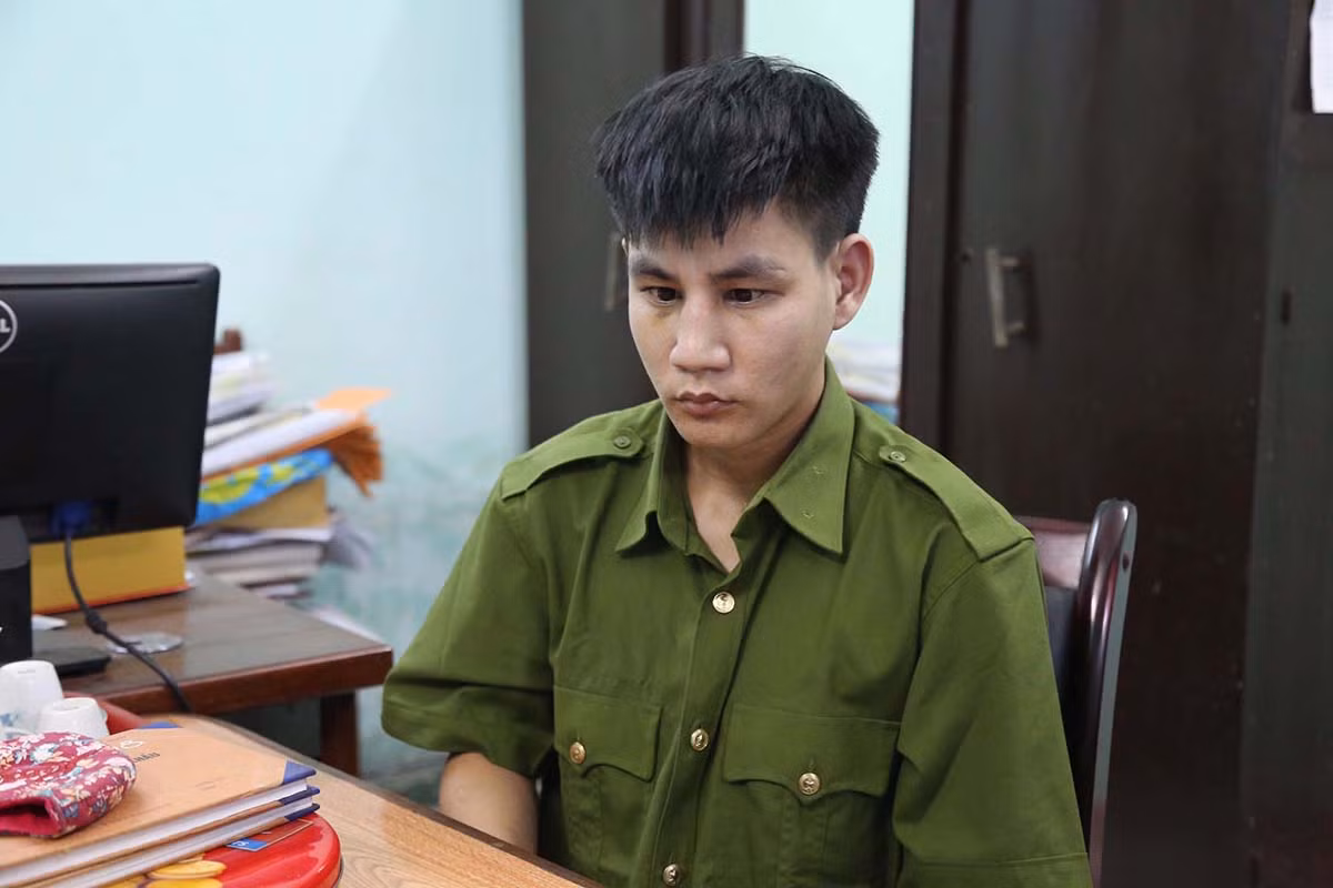  Giả dạng đột nhập vào trụ sở công an để trộm tài sản: Ngày 25/7/2019, Trần Quang Huy ( ngụ huyện Quế Sơn, tỉnh Quảng Nam) mặc quân phục công an, đeo quân hàm, bảng tên đi vào trụ sở công an TP Đà Nẵng với mục đích ăn trộm tài sản. Đối tượng cầm cặp da và bộ hồ sơ đi lên tầng 4 để quan sát và thám thính. Tuy nhiên, một cán bộ thấy Huy có nhiều dấu hiệu khả nghi nên đã hỏi và giữ lại. Bằng các biện pháp nghiệp vụ Huy đã lộ bộ mặt thật của mình và bị bắt giữ. 