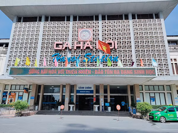 Tương tự, tại ga Hà Nội cũng rất vắng khách, chỉ lác đác vài người đến đặt vé về quê, thậm chí có lúc không một bóng người nào. 