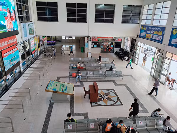 Khu vực ghế ngồi chờ lượng khách cũng rất thưa thớt.