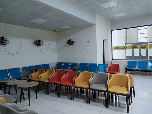 Những hàng ghế ttrong phòng chờ không một bóng người.