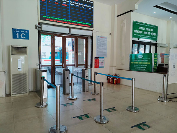 Do không có khách cho nên khu vực khách ra tàu để đi cũng đóng cửa.