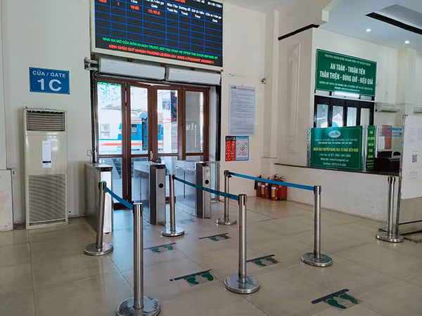 Do không có khách cho nên khu vực khách ra tàu để đi cũng đóng cửa.