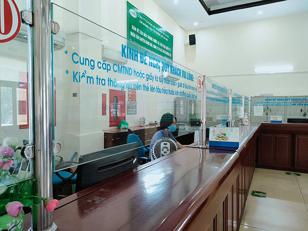 Theo nhân viên bán vé ở ga Hà Nội cho biết, khoảng thời gian này do tình hình dịch bệnh mức lương chi trả bị giảm không đủ sống.