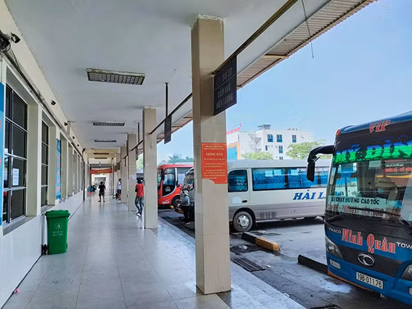 Một nhà xe cho biết, biết rằng thời điểm này không có khách nhưng vẫn phải cố chạy xe để giữ chỗ trong bến.