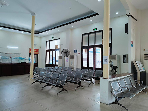 Khu vực ghế chờ không một bóng khách ngồi.