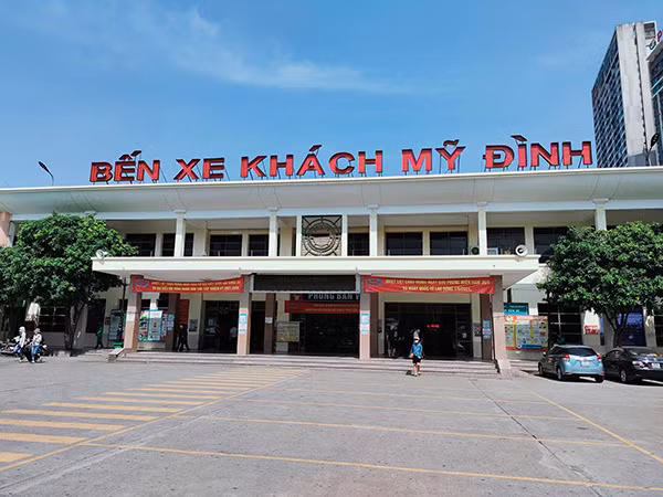 Dich COVID-19: Ben xe, ga tau o Ha Noi vang nhu “chua Ba Danh”