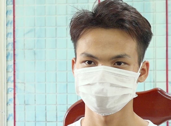  Mang dao đi giết người rồi ung dung về nhà tiếp tục ăn nhậu: Tối 2/6, Nguyễn Hoàng Kha (20 tuổi, ngụ xã Phú Hiệp, Phú Tân, An Giang) đến nhà Đỗ Văn Mạnh (22 tuổi, người địa phương) để nhậu. Lúc này một người bạn cùng bàn kể với Kha nghe chuyện vừa mâu thuẫn với nhóm của Lê Minh Trân (18 tuổi, ngụ xã Phú Hiệp). Dù không mâu thuẫn hay quen biết Trân, nhưng sau đó Kha đã lấy con dao chạy đi tìm và đâm chết người này rồi về nhà Mạnh nhậu tiếp. Ngày 5/6, Kha bị Công an Phú Tân tạm giữ. 