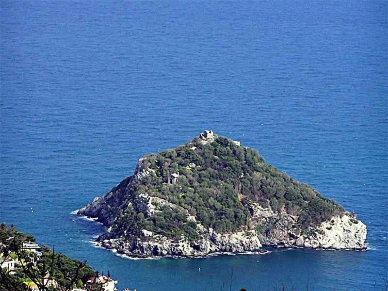 Đảo Bergeggi của Ý này cho thấy dấu hiệu rằng đã từng có người sinh sống, vì có một nhà thờ và một tháp đồng hồ, nhưng hiện giờ không có ai sống ở đó. 