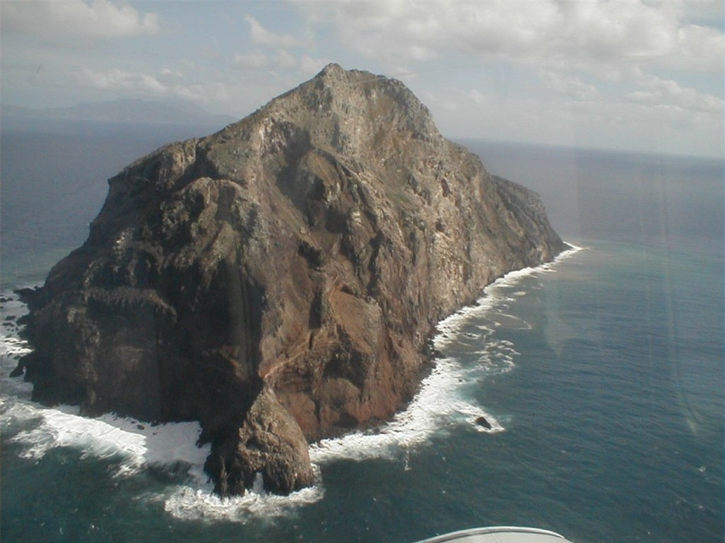 Hòn đảo Redonda nằm trong vùng biển Caribbean được mệnh danh là một "lát cắt của thiên đường", là một nơi cung cấp một nguồn phân chim lớn để làm phân bón.
