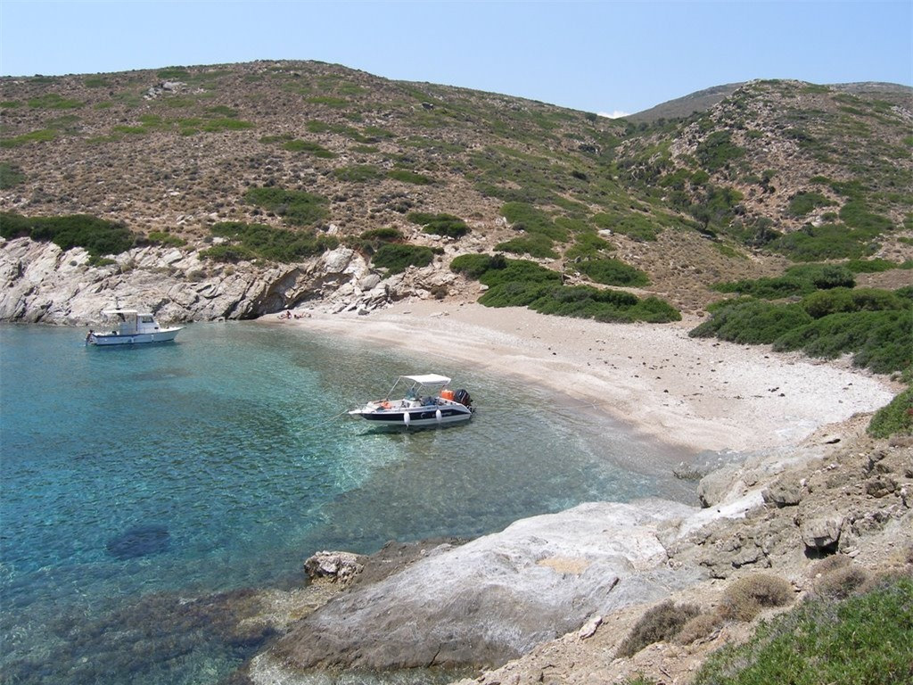 Hòn đảo Makronisos ở Hy Lạp trước đây được sử dụng để giam tù nhân cho đến năm 1974, khi nền dân chủ được khôi phục tại Hy Lạp. Hòn đảo xinh đẹp này hiện không có người ở.