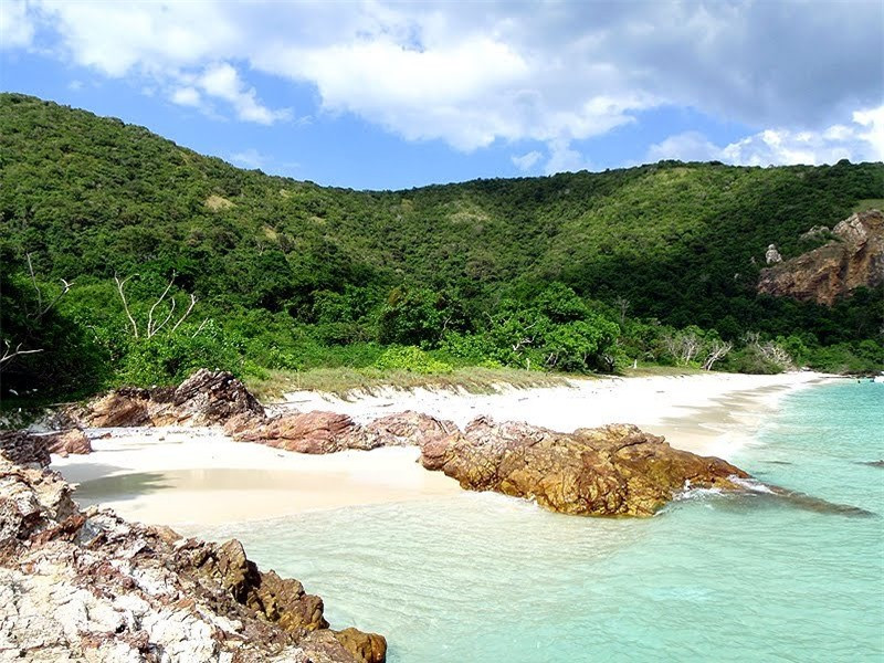 Đảo Ko Khram ở Thái Lan có cảnh quan tuyệt đẹp với những bãi cát trắng, những khu rừng rậm rạp nhưng không có ai sống ở đây vì một lý do - đó là khu vực bảo tồn rùa biển.