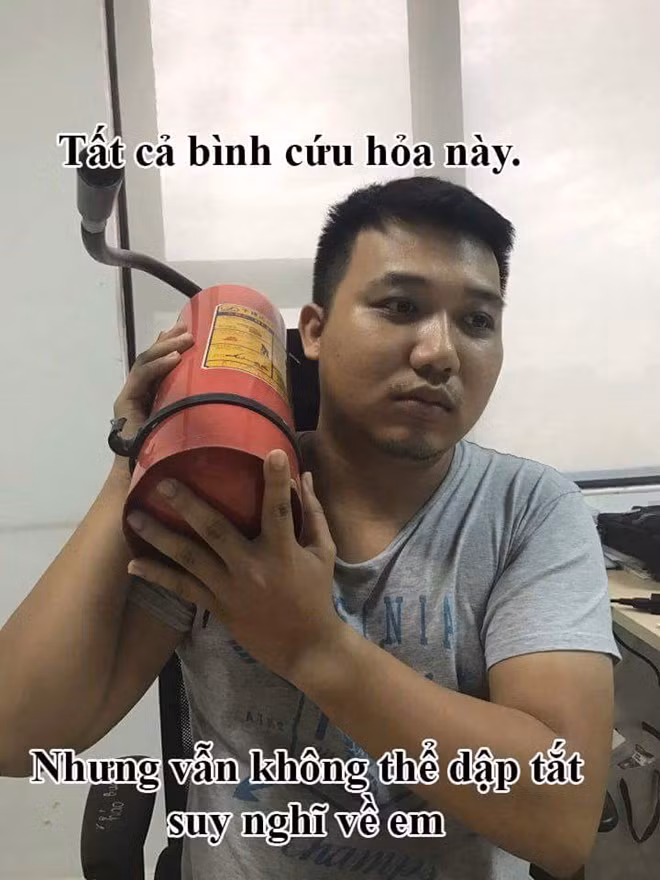 Thậm chí, bạn trẻ sử dụng cả bình cứu hỏa...