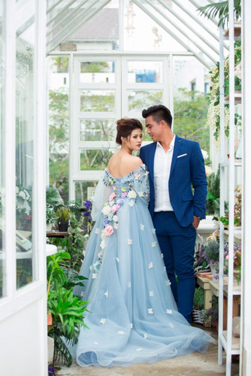 Trò chuyện với chúng tôi, DJ Ngọc Anh (sinh năm 1990) tiết lộ, cô là người ghét sự trói buộc và đặc biệt rất mau chán. Để quyết định gắn bó cả đời với một huấn luyện viên bóng đá, cô đã suy nghĩ, đắn đo đến mức stress trong thời gian dài. “Mình sợ bản thân chưa sẵn sàng bước vào cuộc sống hôn nhân. Nhưng nhờ có anh Thắng và gia đình hai bên hết lòng động viên nên mọi thứ hiện giờ đã ổn. Hơn nữa, anh Thắng là người từng trải, mình tin anh biết cách vun vén gia đình và trân quý những gì đang có”, Ngọc Anh chia sẻ.