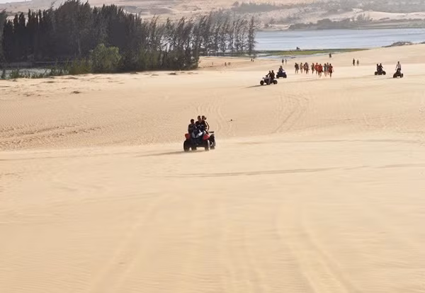 Thú vị hơn, bạn có thể trượt ván và thuê xe địa hình để khám phá mọi ngóc ngách của sa mạc hoang sơ này, hoặc lênh đênh trên hồ tận hưởng vị dịu ngọt của hoa sen hòa lẫn hơi thở mát lạnh của hồ nước trong veo giữa chốn thiên nhiên thanh bình. Ảnh: dulichhanhtrinhviet.com.