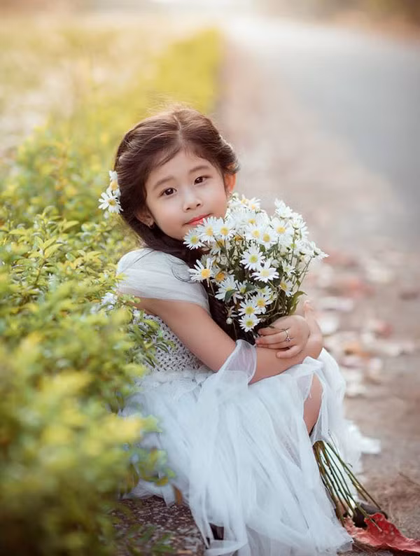 Ngay khi bức hình của Phương Thảo được chia sẻ đã nhận rất nhiều lời bình luận khen ngợi. Các ý kiến cho rằng cô bé 4 tuổi là bản sao hoàn hảo nhất của nữ diễn viên nổi tiếng và khen ngợi gương mặt vô cùng thanh tú của cô bé.