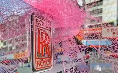 Siêu xe Rolls Royce với biển tứ quý 9999 trong đoàn rước dâu.