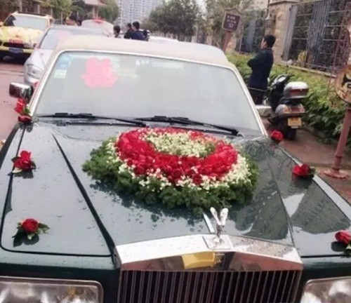 Tuy vậy, thứ được chú ý nhiều nhất là trang sức mà cô dâu đeo trong ngày cưới. Tất cả đều là vàng ròng được chế tác tinh xảo, mũ miện cô dâu được chạm khắc nhiều loại đá quý có giá trị cực lớn.