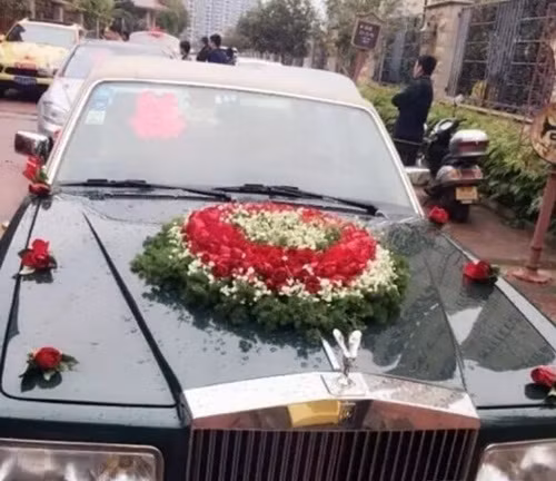 Tuy vậy, thứ được chú ý nhiều nhất là trang sức mà cô dâu đeo trong ngày cưới. Tất cả đều là vàng ròng được chế tác tinh xảo, mũ miện cô dâu được chạm khắc nhiều loại đá quý có giá trị cực lớn.