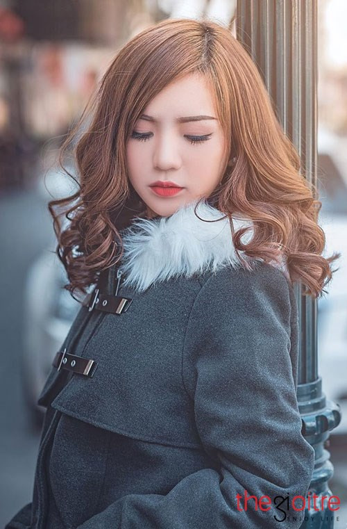 Sở hữu vẻ ngoài xinh xắn nên trang mạng xã hội của cô bạn 9X Hải Dương thu hút một lượng lớn "fan" hâm mộ, là người mẫu chụp hình khá đắt show cho các hoạt động của tuổi teen.