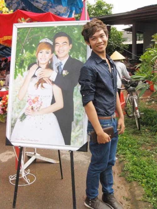 Liên hệ với chàng trai đang gây bão mạng với màn “lột xác” ngoạn mục này, PV Báo Người Đưa Tin đi từ bất ngờ này đến bất ngờ khác. Chàng trai 9X này cho biết mình tên Nguyễn Hoàng Sơn quê ở Đồng Nai. Từ nhỏ, Sơn đã có ước mơ trở thành một người mẫu chuyên nghiệp. Thế nhưng, vì sở hữu nước da đen nhẻm cùng ngoại hình xấu xí nên chàng trai ấy đành tạm gác lại ước mơ dang dở. Trong tâm trí của Sơn chưa bao giờ niềm đam mê ấy vụt tắt.