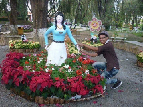 “Những lúc bị bạn bè trêu chọc, xa lánh là mình tự ti muốn bỏ học, không chịu nổi áp lực. Năm lớp 12 mình đã bỏ học lên Sài Gòn kiếm tiền để thực hiện niềm đam mê. Quyết định của mình đã vấp phải sự phản đối của gia đình”, Sơn nhớ lại.