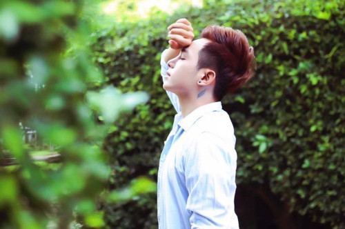 Mặc cho gia đình ngăn cấm, Sơn vẫn quyết tâm lên Sài Gòn. Tại đây cậu bắt đầu làm bất cứ công việc gì có thể kiếm được tiền. Chàng trai 9X này không nề hà trải qua các công việc bán vé số, rửa bát tại các quán ăn, nhà hàng...