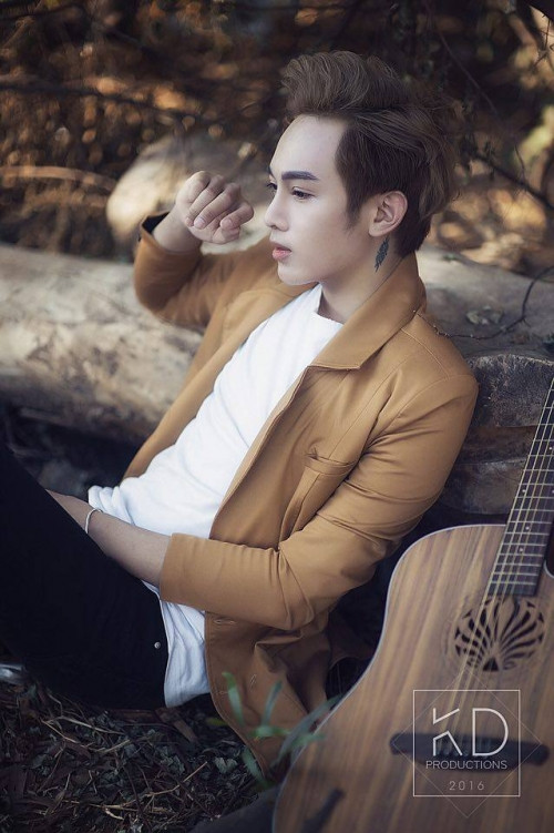 Tiếp đó, chàng trai 9X tiếp tục gọt cằm, cắt môi, sửa mắt và tạo miệng cười. Trải qua quãng thời gian phẫu thuật trong đau đớn, chàng trai Hoàng Sơn giờ đây đã có một diện mạo mới mà nhiều người mơ ước.