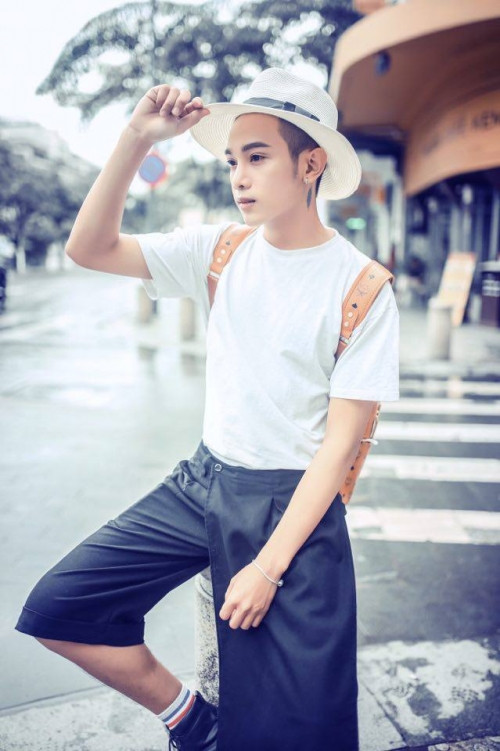 Giờ đây, chàng trai 23 tuổi đã có diện mạo thay đổi hoàn toàn so với trước kia. Sơn cũng có thể kiếm được nhiều tiền hơn nhờ ngoại hình và có thêm nhiều bạn bè, các mối quan hệ xã hội. 9X coi đó là một thành công bước đầu ngoài sức tưởng tượng.