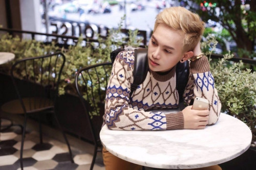 “Từ nhỏ mình được bố mẹ nuông chiều lắm, thế mà khi lên Sài Gòn bươn chải mình còn bị những lời xúc phạm nhưng mình đành dặn lòng nuốt nước mắt vào trong để hi vọng có thể đổi đời”, Hoàng Sơn nói.