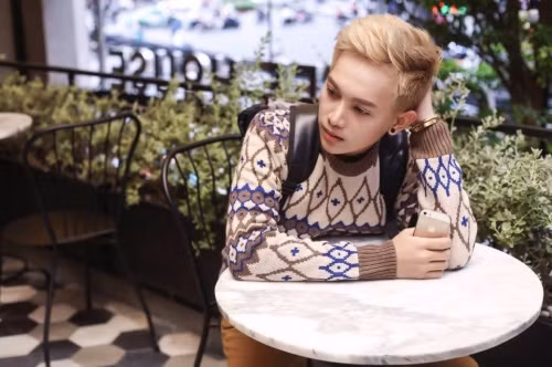 “Từ nhỏ mình được bố mẹ nuông chiều lắm, thế mà khi lên Sài Gòn bươn chải mình còn bị những lời xúc phạm nhưng mình đành dặn lòng nuốt nước mắt vào trong để hi vọng có thể đổi đời”, Hoàng Sơn nói.