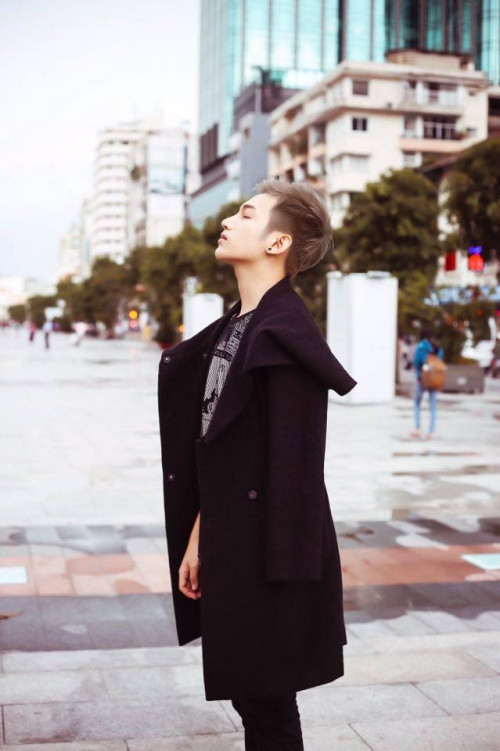 Năm 2013, Sơn thực hiện cuộc phẫu thuật đầu tiên. Trải qua 8 lần sửa mũi nhưng có đến 6 lần đều không may gặp vấn đề. Vì kinh phí eo hẹp nên Sơn không đủ tiền làm mũi bên Hàn Quốc mà phải về Việt Nam để sửa.