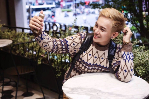 Cuối cùng sau 4 năm nỗ lực và kiên trì phấn đấu, chàng trai ấy cũng đã kiếm được một số tiền để phẫu thuật thẩm mỹ.