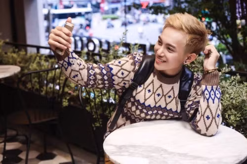 Cuối cùng sau 4 năm nỗ lực và kiên trì phấn đấu, chàng trai ấy cũng đã kiếm được một số tiền để phẫu thuật thẩm mỹ.