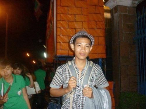 Chang trai den nhem lot xac ngoan muc thanh soai ca