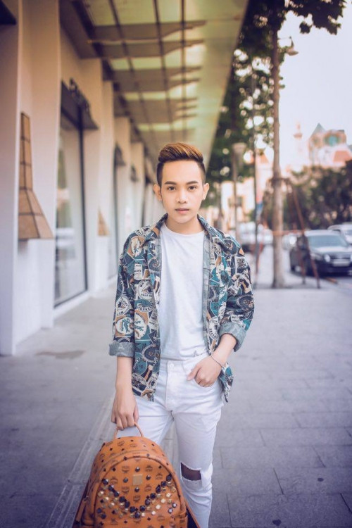 Chia sẻ về công việc mẫu ảnh hiện tại, Hoàng Sơn cho biết: “Trải qua quãng thời gian đau khổ mình đã theo đuổi được niềm đam mê từ nhỏ của mình. Ảnh của mình không theo một khuôn khổ nào cả miễn thấy đẹp và phù hợp thì mình nhận chụp hình. Trước kia mỗi lần chụp ảnh trước ống kính mình rất ngại nhưng được các anh chị chỉ bảo mình đã mạnh dạn hơn rất nhiều”.