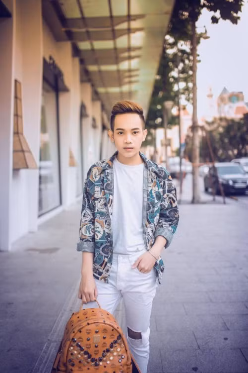 Chia sẻ về công việc mẫu ảnh hiện tại, Hoàng Sơn cho biết: “Trải qua quãng thời gian đau khổ mình đã theo đuổi được niềm đam mê từ nhỏ của mình. Ảnh của mình không theo một khuôn khổ nào cả miễn thấy đẹp và phù hợp thì mình nhận chụp hình. Trước kia mỗi lần chụp ảnh trước ống kính mình rất ngại nhưng được các anh chị chỉ bảo mình đã mạnh dạn hơn rất nhiều”.