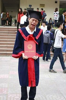 Cầm tấm bằng tốt nghiệp trên tay mà mừng rơi nước mắt. Ảnh: Góc Thư Giãn.
