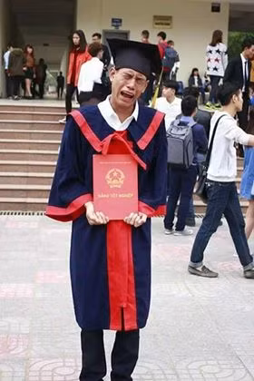 Cầm tấm bằng tốt nghiệp trên tay mà mừng rơi nước mắt. Ảnh: Góc Thư Giãn.