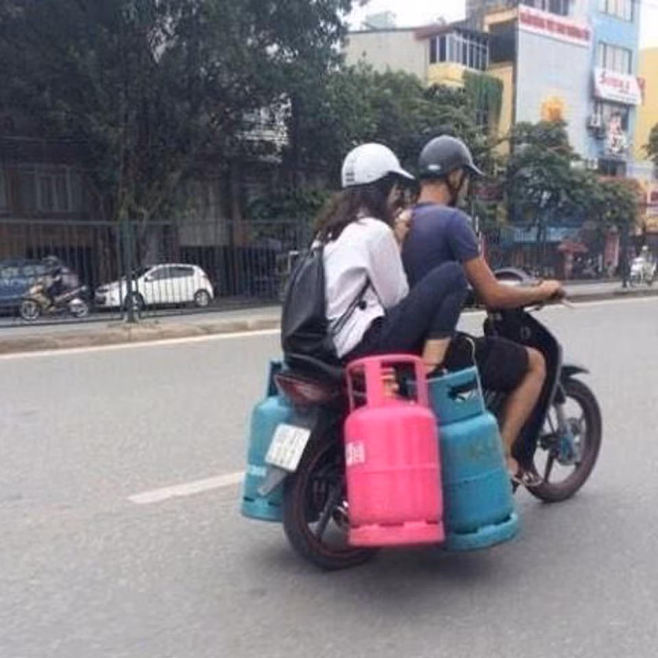 Đưa em đi chơi xa, trên con xe chở gas. Ảnh: Góc Thư Giãn.