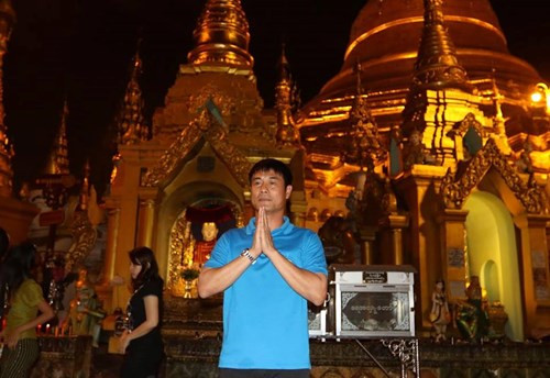 Viếng chùa Vàng, HLV Nguyễn Hữu Thắng và các học trò cầu mong bình an cho những người thân và những điều may mắn sẽ đến với đội tuyển Việt Nam khi dự AFF Cup 2016.