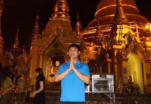 Viếng chùa Vàng, HLV Nguyễn Hữu Thắng và các học trò cầu mong bình an cho những người thân và những điều may mắn sẽ đến với đội tuyển Việt Nam khi dự AFF Cup 2016.
