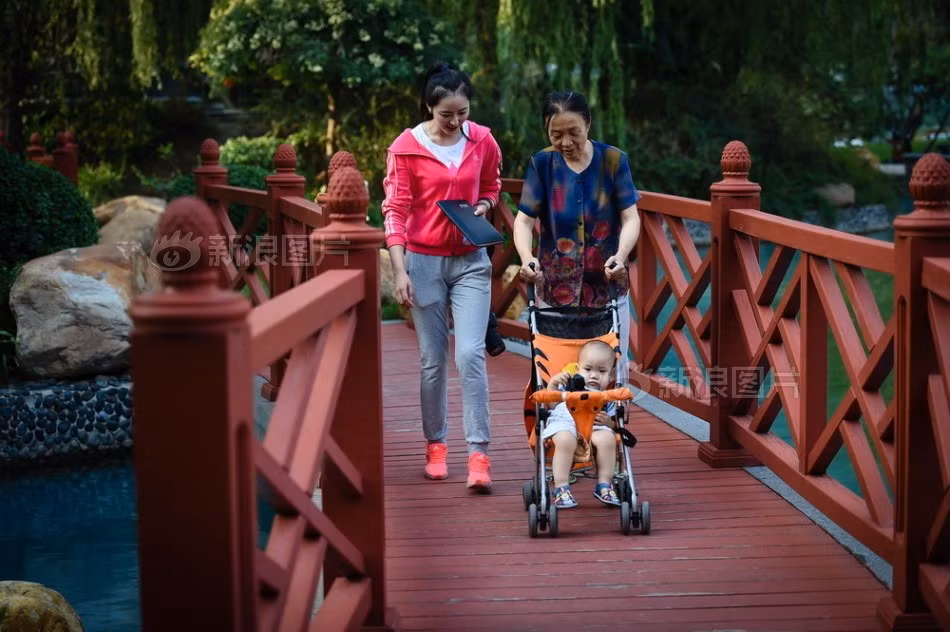 Thiếu nữ 24 tuổi chia sẻ thu nhập hàng tháng của cô được tính dựa trên các dự án tham gia. Công ty đánh giá hiệu suất công việc thông qua những bản báo cáo. “Lương chính thức, hoa hồng bán hàng và tiền thưởng giúp tôi có thu nhập khoảng 20.000 nhân dân tệ (hơn 65 triệu đồng) mỗi tháng”, 9X nói.