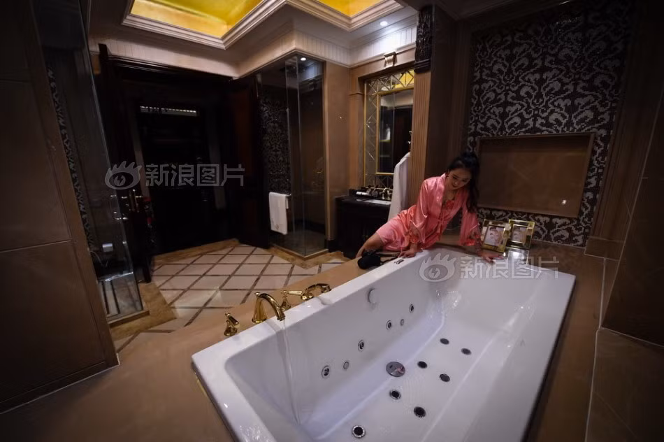 Theo Cầm Mai, ánh sáng trong căn hộ khá quan trọng bởi nó tác động đến tâm trạng người sống tại đó. Phòng tắm là nơi giúp chủ nhà thư giãn sau những giờ làm việc căng thẳng nên 9X kiểm tra nơi đây khá kỹ.