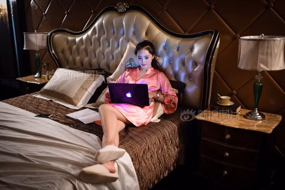 Sau ngày làm việc dài, cô gái nghỉ lưng trên chiếc giường sang trọng, êm ái và gửi những thông tin thu thập được về căn hộ.