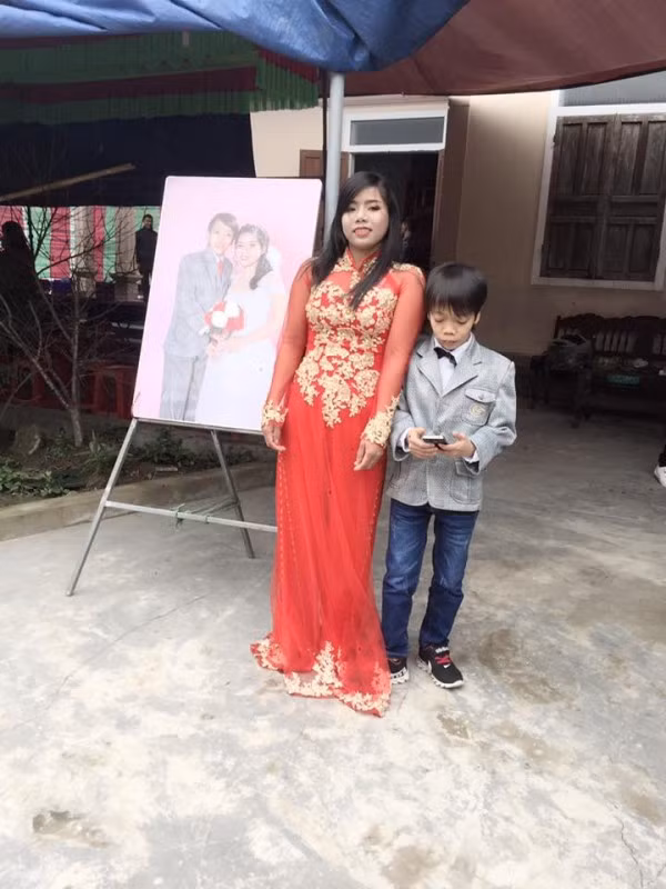 Chia sẻ với PV, chị Nhung - em gái của “chú rể tí hon” cho biết: “Anh trai tôi hoàn toàn bình thường, chứ không phải bị khuyết tật như mọi người bình luận trên mạng xã hội. Sở dĩ anh nhỏ con là vì ngày xưa mẹ tôi mang bầu anh nhưng bị sốt nặng, tiêm nhiều kháng sinh nên giờ anh mới bị “còi” như vậy. Tuy dáng hình không được như người thường nhưng anh nói chuyện vui vẻ và nhanh nhẹn. Anh từng mở cửa hàng sửa chữa và buôn bán điện thoại di động, còn chị dâu ở nhà làm nông. Chị ấy rất chăm chỉ và hiền lành. Nhà nghèo nên chị Bé rất chịu thương chịu khó và giản dị“.