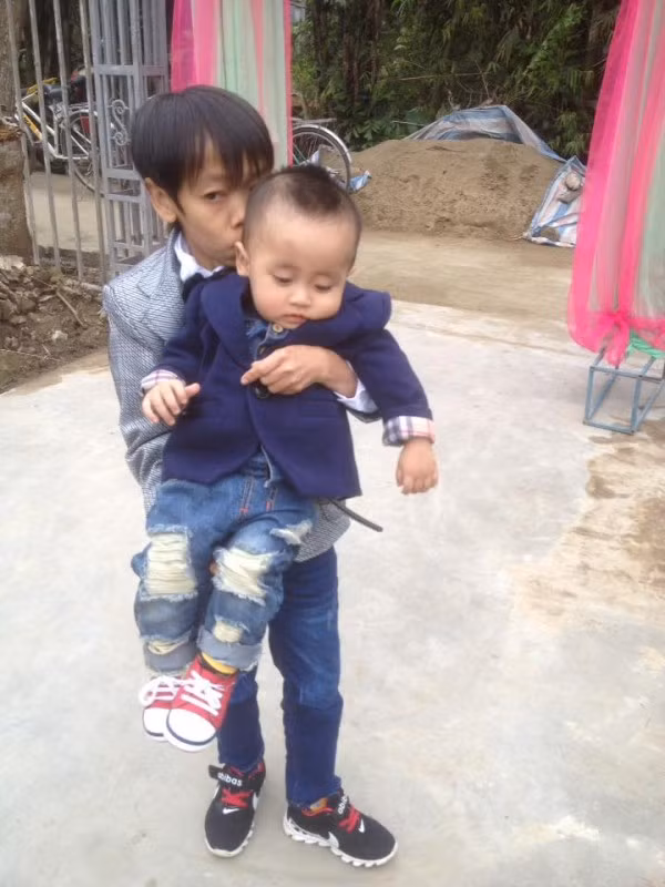 Chị Nhung chia sẻ thêm: “Khi biết những hình ảnh trong ngày vui của mình lan truyền trên mạng xã hội, nhận được những phản hồi của độc giả, anh cảm thấy rất vui và hạnh phúc. Anh cũng gửi lời cảm ơn mọi người đã dành những lời chúc phúc đến mình”. Ảnh: “Chú rể tí hon” chụp ảnh cùng cháu ruột.