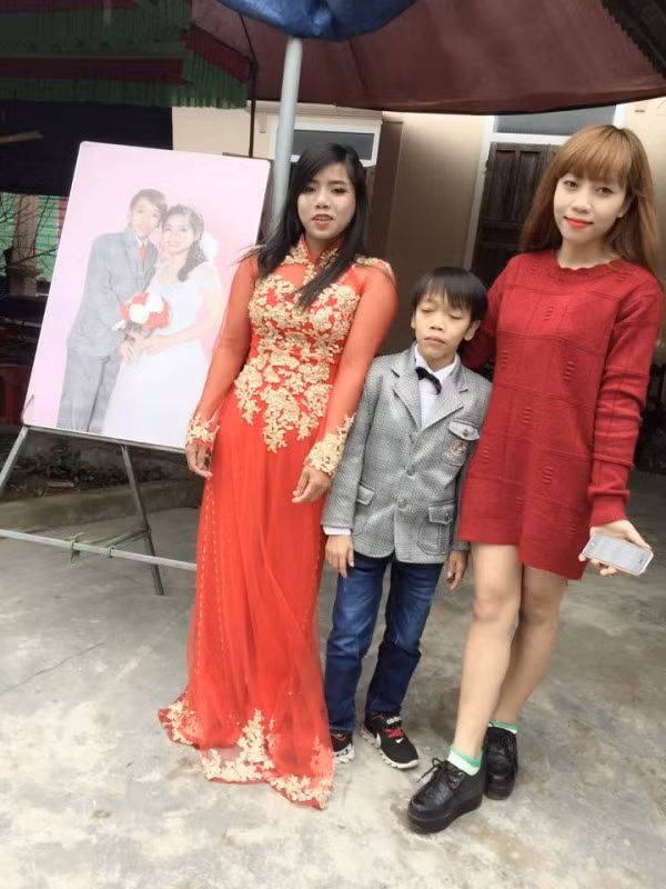 Được biết cặp đôi này đang sinh sống tại một xã miền núi của huyện Hương Khê, tỉnh Hà Tĩnh. Chàng trai tên Văn Nhật, sinh năm 1989, cao 1,15m, còn cô gái tên Ngọc Bé, sinh năm 1992, cao gần 1,6m. Hai người quen nhau do thầy giáo dạy tiểu học của Văn Nhật mai mối. Họ yêu nhau được gần 1 năm trước khi tiến tới hôn nhân.