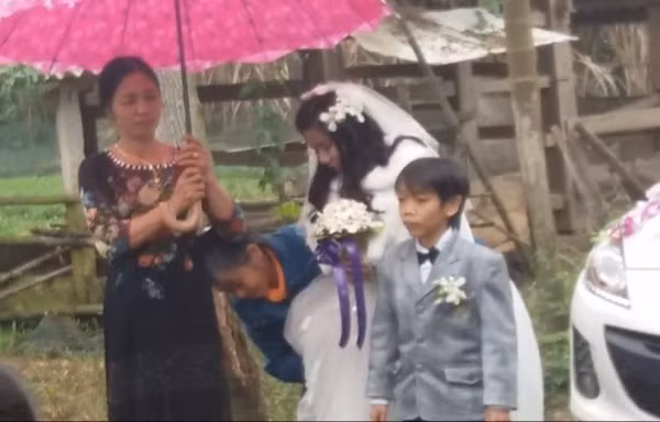 Những hình ảnh này được diễn đàn hơn 1 triệu thành viên trên facebook đăng kèm dòng trạng thái: “Ngày 18/12/2016 vừa qua, tại Phú Gia vừa có một đám cưới cũng đơn giản như bao đám cưới trên đời này nhưng nhân vật chính của ngày vui hôm đó có lẽ sẽ khiến nhiều người ngạc nhiên đôi chút khi tưởng rằng cô dâu xinh đẹp kia lại yêu một cậu bé”.